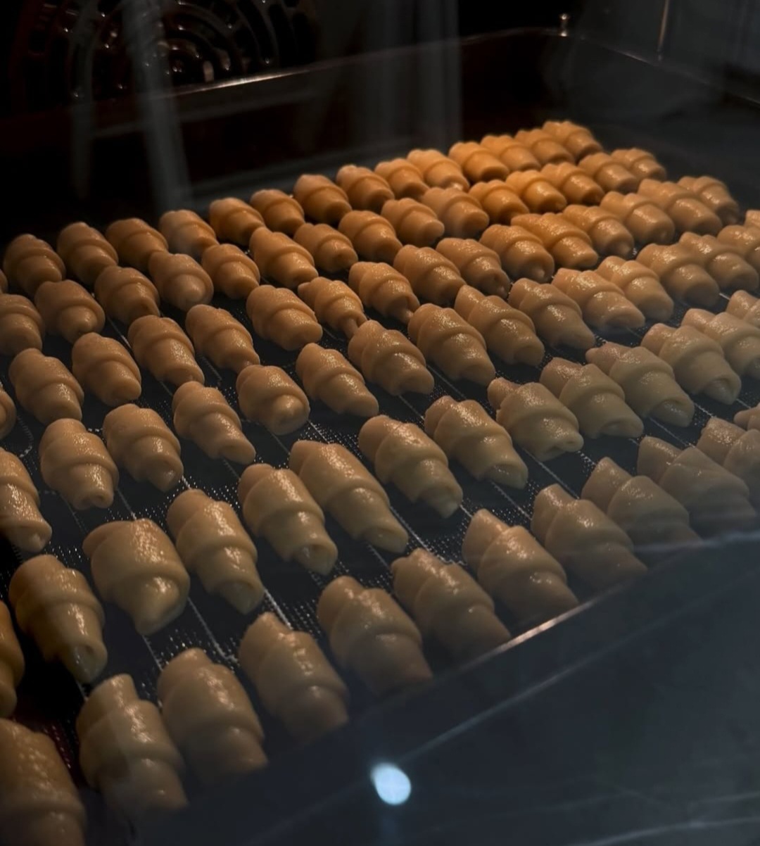 Зверху хрумкі, а всередині м'якесенькі! Пісочні рогалики на смальці - це найкращий рецепт!