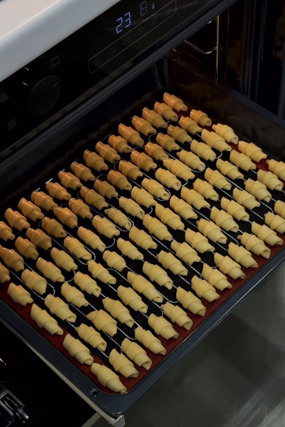 Зверху хрумкі, а всередині м'якесенькі! Пісочні рогалики на смальці - це найкращий рецепт!