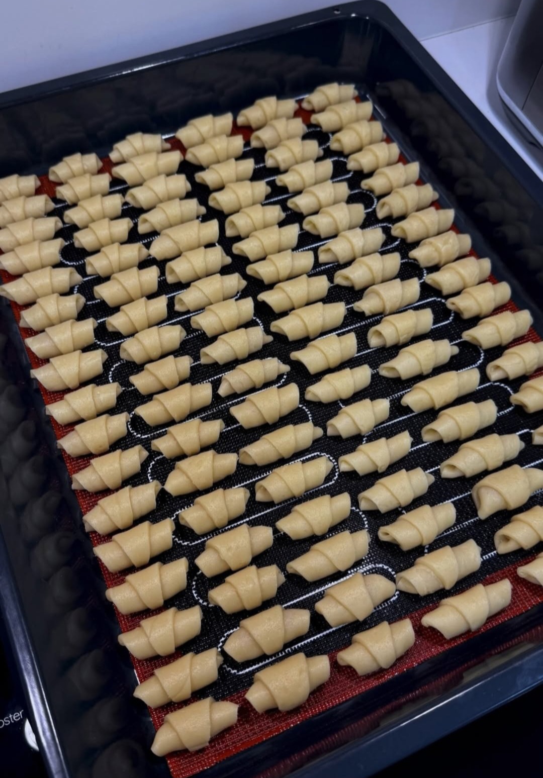 Зверху хрумкі, а всередині м'якесенькі! Пісочні рогалики на смальці - це найкращий рецепт!