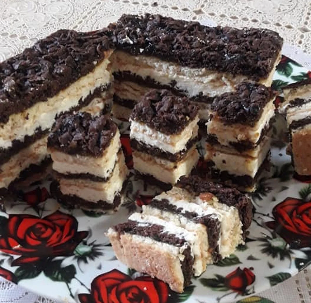 Пляцок "Вишиванка": горіхи і крем шокують смакові рецептори!