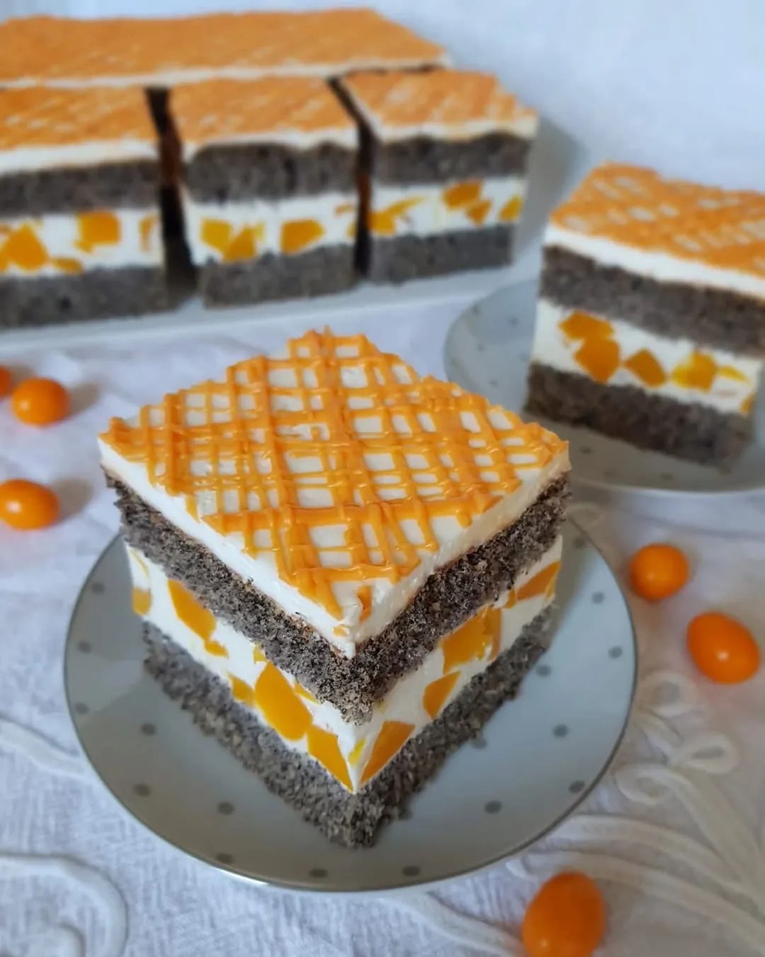 Ми обожнюємо цей пляцок! Макові коржі, ніжний вершковий крем і соковиті персики - божественна смакота!