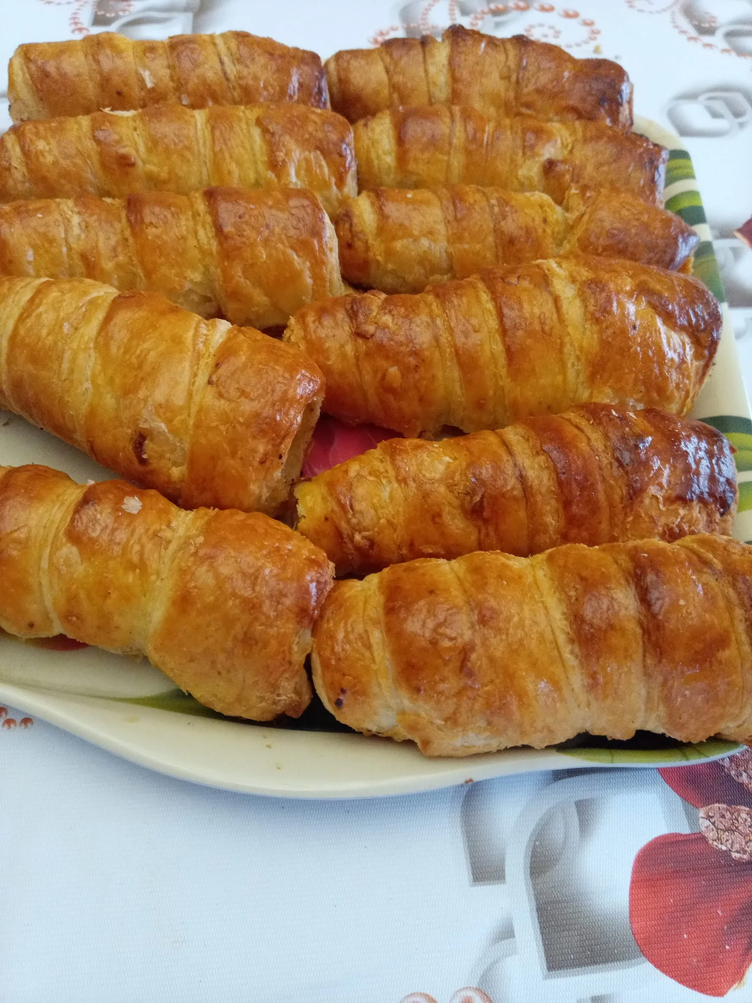 Слоєні трубочки на смальці, які підкорили всіх! Готуються простіше, ніж здається!