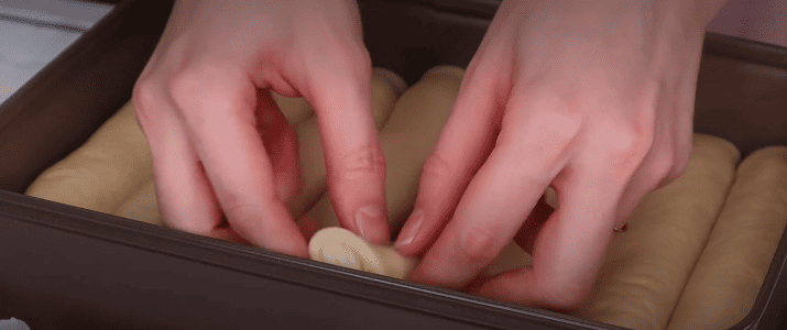 Просочений, повітряний здобний пиріг з ніжним кремом - його можна не різати, а просто відламувати шматочки!