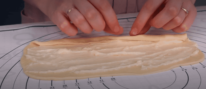 Просочений, повітряний здобний пиріг з ніжним кремом - його можна не різати, а просто відламувати шматочки!