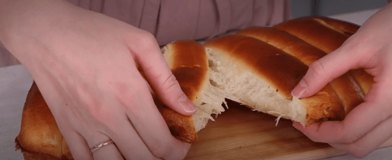 Просочений, повітряний здобний пиріг з ніжним кремом - його можна не різати, а просто відламувати шматочки!