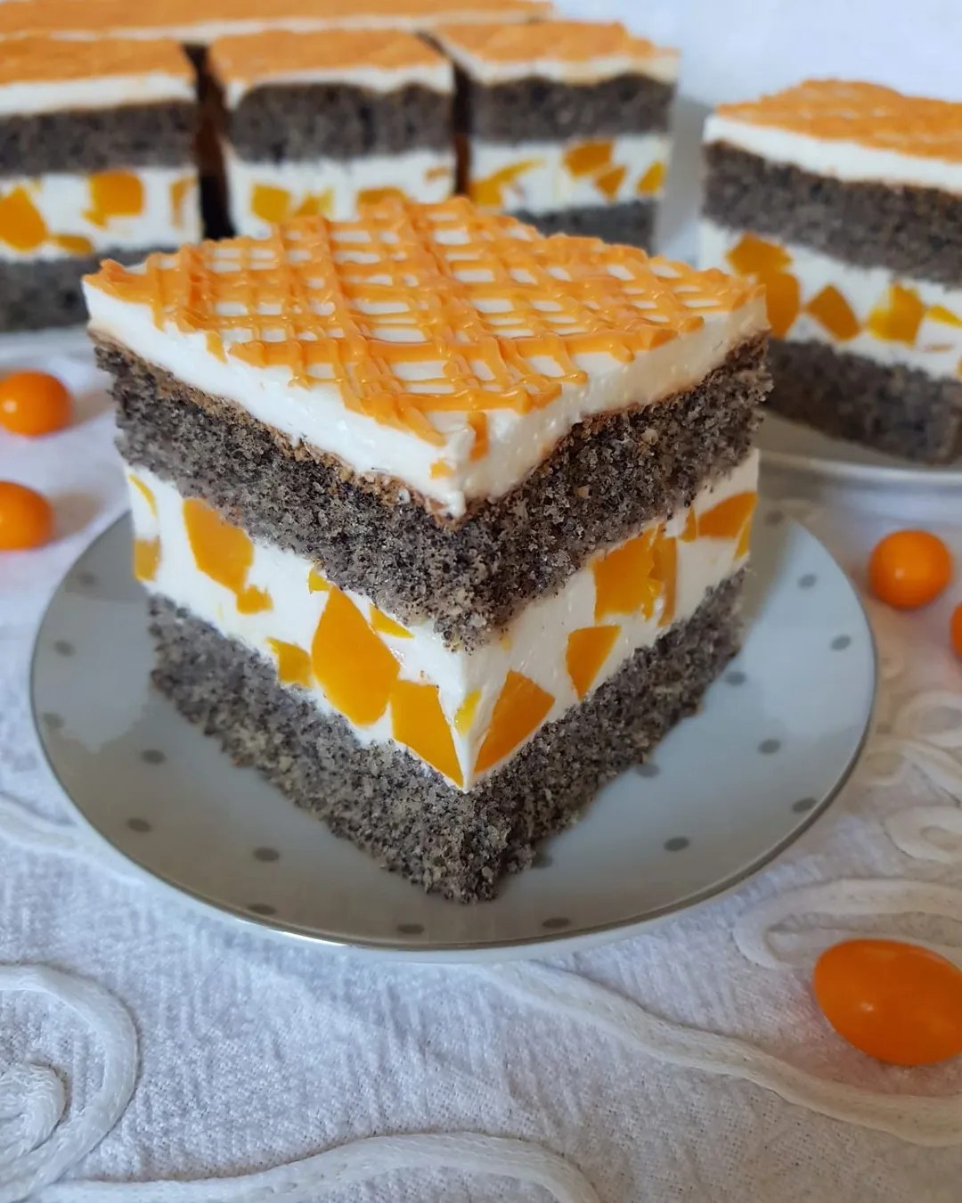 Ми обожнюємо цей пляцок! Макові коржі, ніжний вершковий крем і соковиті персики - божественна смакота!