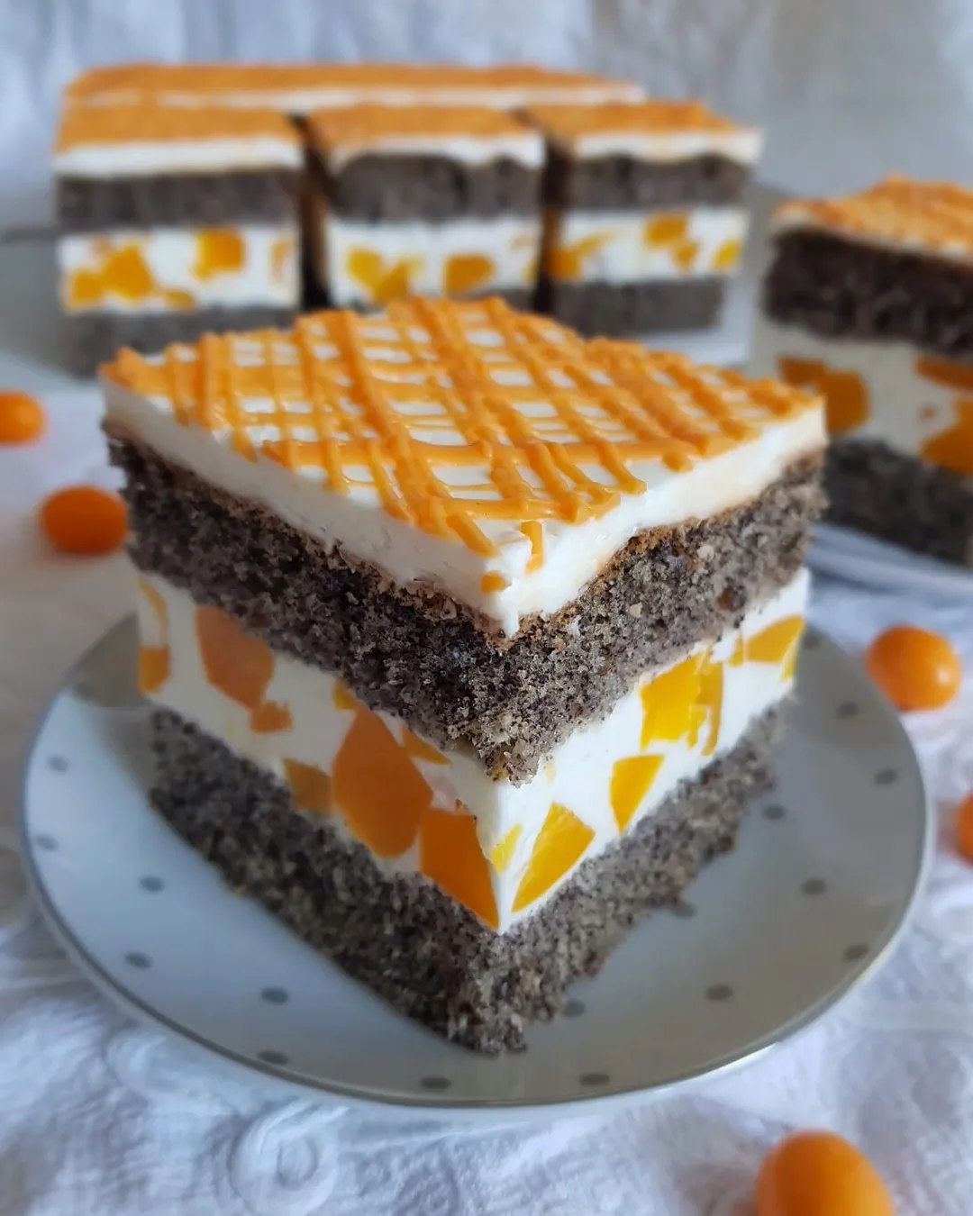 Ми обожнюємо цей пляцок! Макові коржі, ніжний вершковий крем і соковиті персики - божественна смакота!