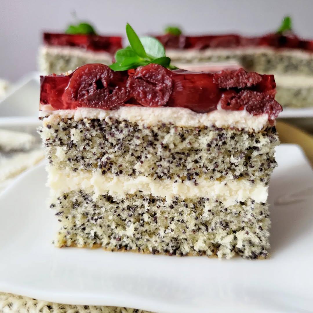 Він підкорив моє серденько з першого шматочка! Торт "Маківник" із заварним кремом, вишнями та желе - просто і смачно!