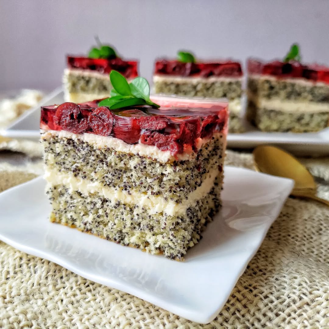 Він підкорив моє серденько з першого шматочка! Торт "Маківник" із заварним кремом, вишнями та желе - просто і смачно!