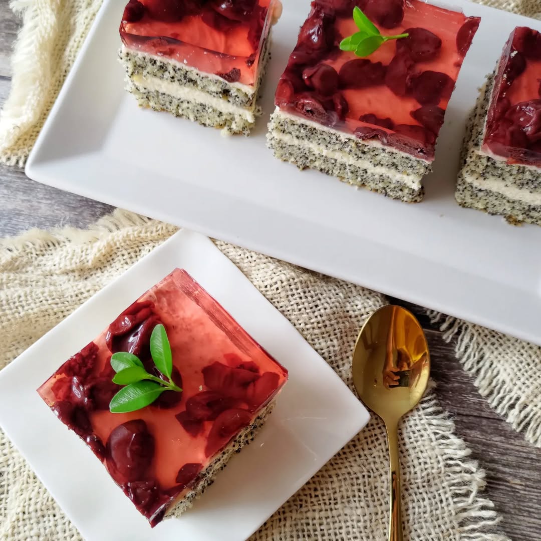 Він підкорив моє серденько з першого шматочка! Торт "Маківник" із заварним кремом, вишнями та желе - просто і смачно!