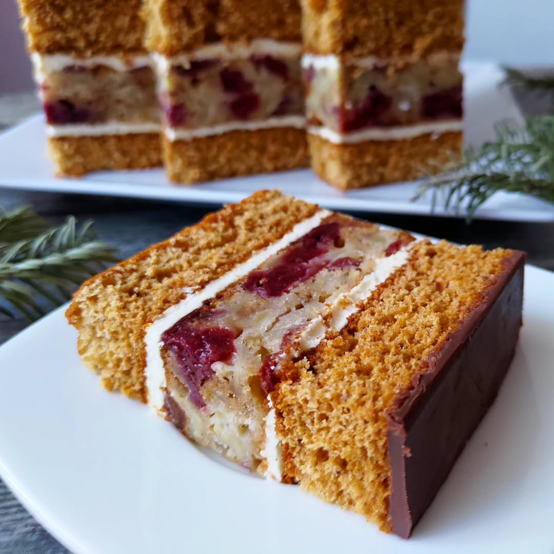 Ви полюбите цю смакоту з першого шматочка! Медовий пляцок з яблучно-вишневою начинкою