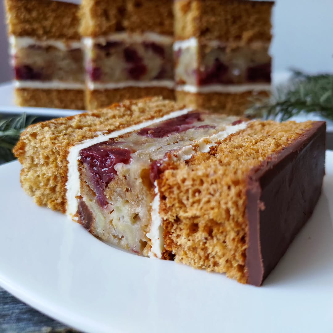 Ви полюбите цю смакоту з першого шматочка! Медовий пляцок з яблучно-вишневою начинкою