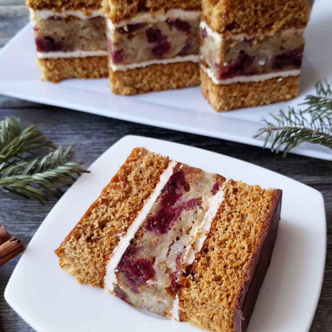 Ви полюбите цю смакоту з першого шматочка! Медовий пляцок з яблучно-вишневою начинкою