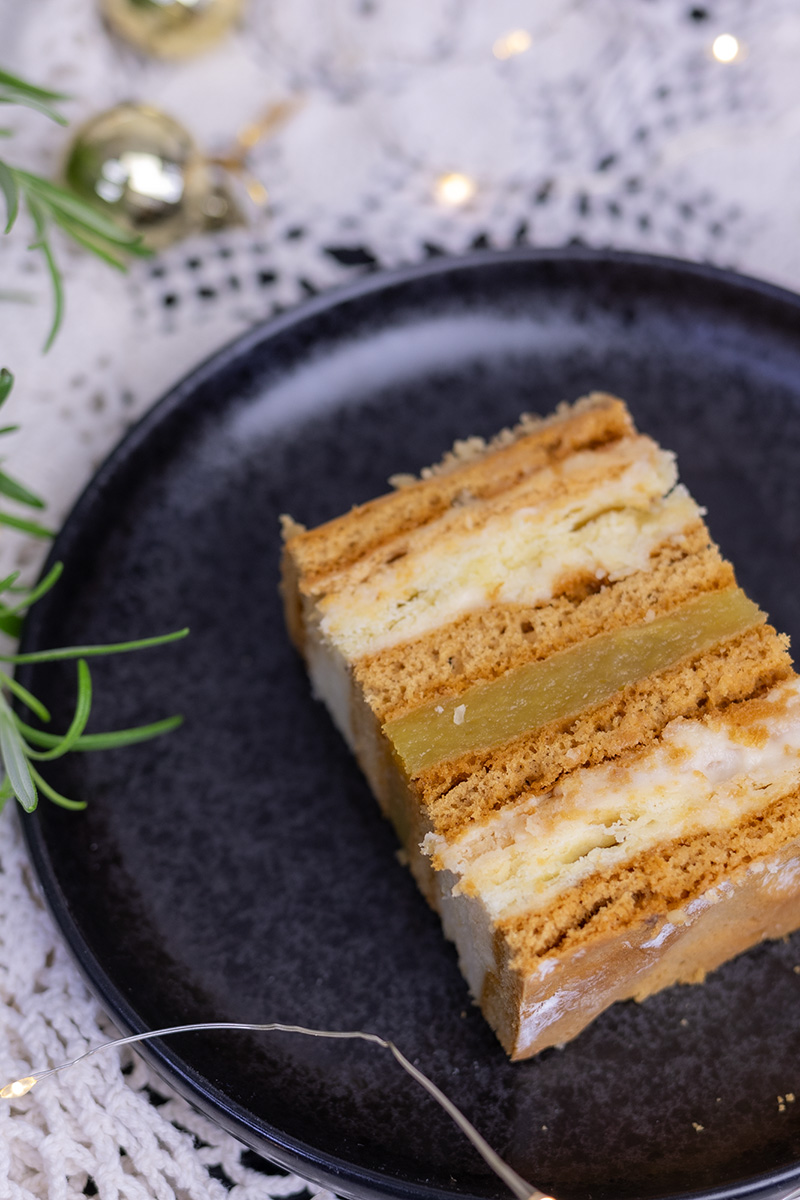 Цей торт окраса будь-якого столу! Торт "Золото Карпат" - поєднання медових і слойоних коржів, ніжного крему і яблук