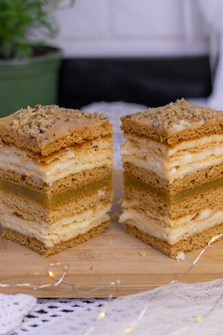 Цей торт окраса будь-якого столу! Торт "Золото Карпат" - поєднання медових і слойоних коржів, ніжного крему і яблук