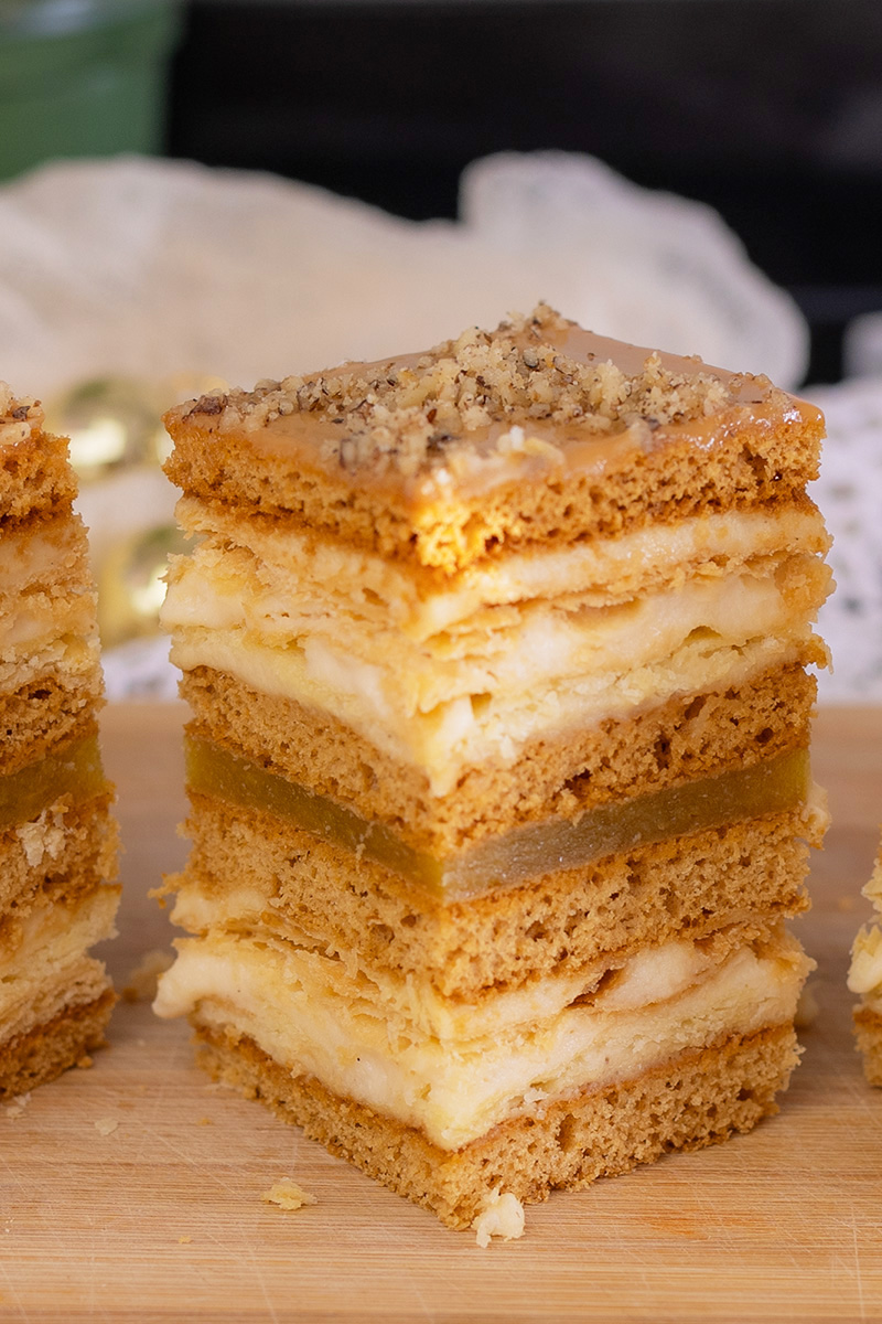 Цей торт окраса будь-якого столу! Торт "Золото Карпат" - поєднання медових і слойоних коржів, ніжного крему і яблук