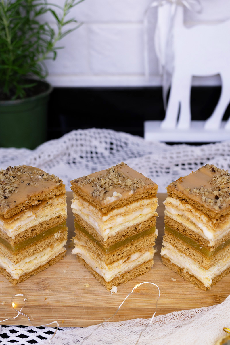 Цей торт окраса будь-якого столу! Торт "Золото Карпат" - поєднання медових і слойоних коржів, ніжного крему і яблук