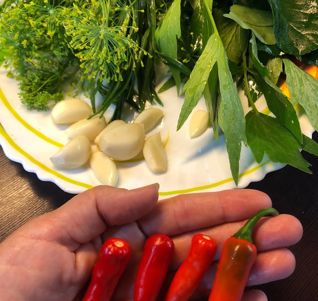 Огірочки мариную за «народним» рецептом кожного року! Хрумкі, пружні огірки, а розсіл такий смачний, що випиваєм до краплі