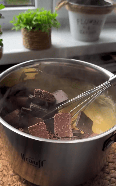 Пляцок з меренгою, шоколадом та горіхами - м'який, немов губка і дуже смачний!