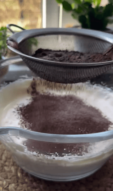 Пляцок з меренгою, шоколадом та горіхами - м'який, немов губка і дуже смачний!