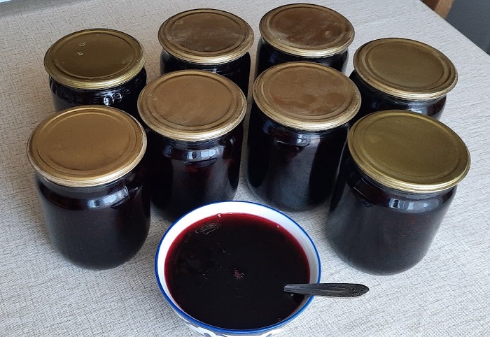 Хоч кілька баночок цієї смакоти, але я мушу закрутити! Джем з полуниці та жимолості на зиму 5 Хоч кілька баночок цієї смакоти, але я мушу закрутити! Джем з полуниці та жимолості на зиму