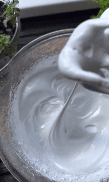 Пляцок з меренгою, шоколадом та горіхами - м'який, немов губка і дуже смачний!