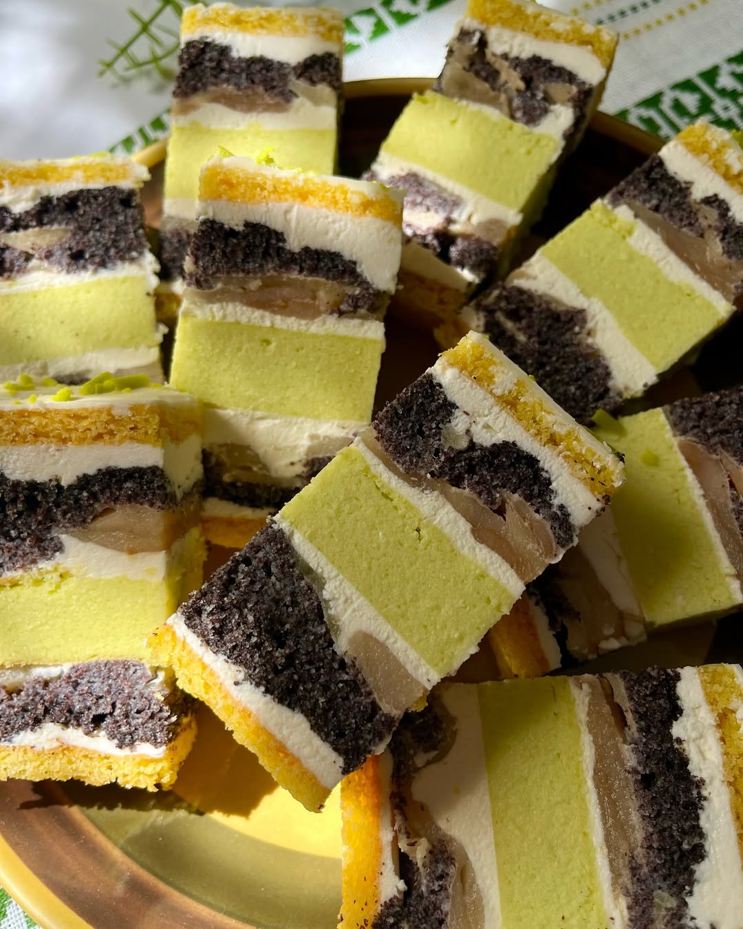 «Яблучний лабіринт» - багатошаровий пляцок, де мак, яблука і сир створюють справжній кулінарний лабіринт смаку й текстур