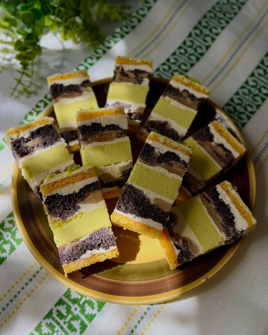 «Яблучний лабіринт» - багатошаровий пляцок, де мак, яблука і сир створюють справжній кулінарний лабіринт смаку й текстур