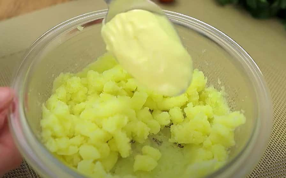 Смачніше за будь-яку піцу. Коржики з картоплею та тягучим сиром за 10 хвилин 17 160b7576db978c0323ffd9ce41f8888c