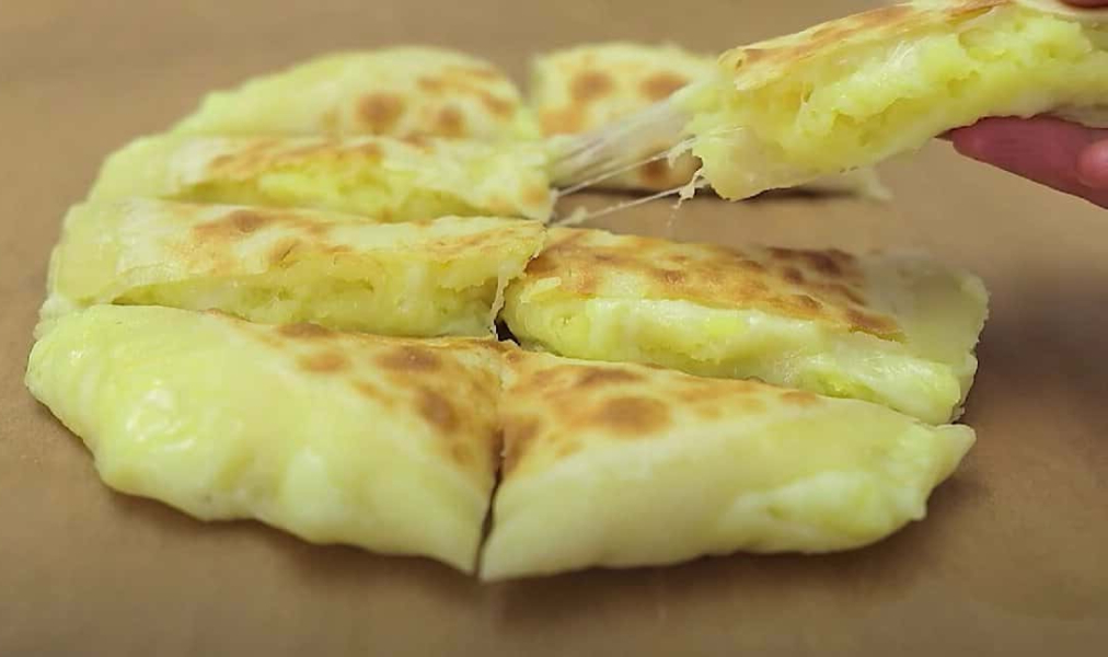 Смачніше за будь-яку піцу. Коржики з картоплею та тягучим сиром за 10 хвилин 21 6ec49d38b992d3b54f9bcb2eb7c52cc7