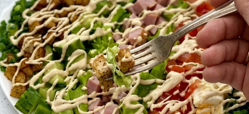 fb salat yakyy nikoly ne nabrydne lehkyy litniy z domashnimy suharykamy zi smachnoyu universalnoyu zapravkoyu 16690