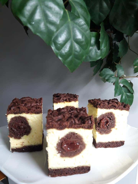 Сирник “Вишневі очка”: розкішний рецепт від української господині, поєднання шоколадного тіста, сирної начинки і вишні – для мене це ідеально 11 4715ccde4bd3df5c4f5a35dec9ecb657