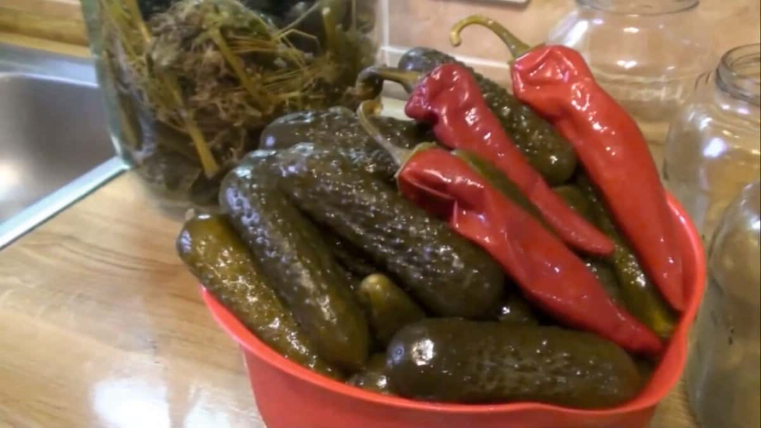 Хрусткі і смачні огірки на зиму бочковим способом: найкращий забутий, але простий рецепт без оцту в банках 6 3225b818bd8b60fbb6f2b831bc94229c