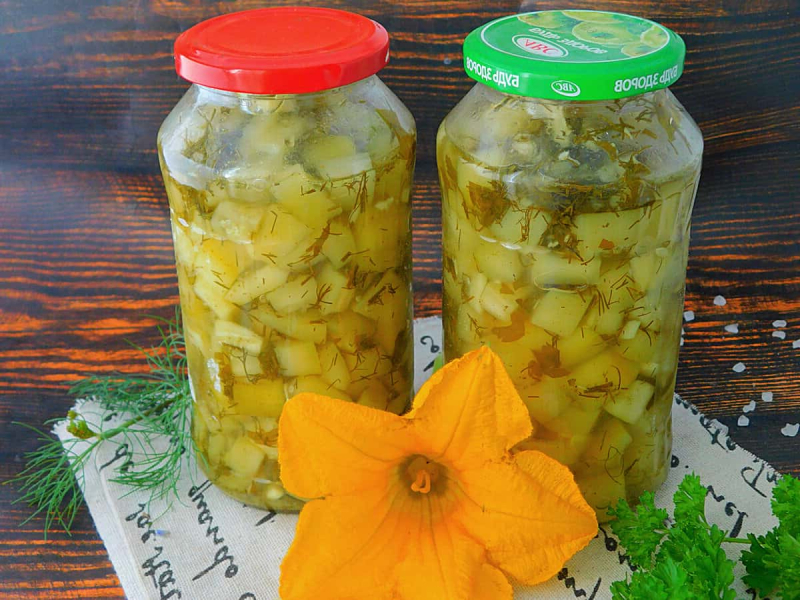 Мариновані кабачки з часником і зеленню: готуємо дуже смачну, хрустку і соковиту заготівлю на зиму 11 330625505d6e96a14d665533f2f94372