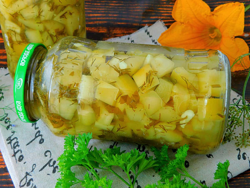 Мариновані кабачки з часником і зеленню: готуємо дуже смачну, хрустку і соковиту заготівлю на зиму 17 620fd8c332165a58a030f2b2263029d7